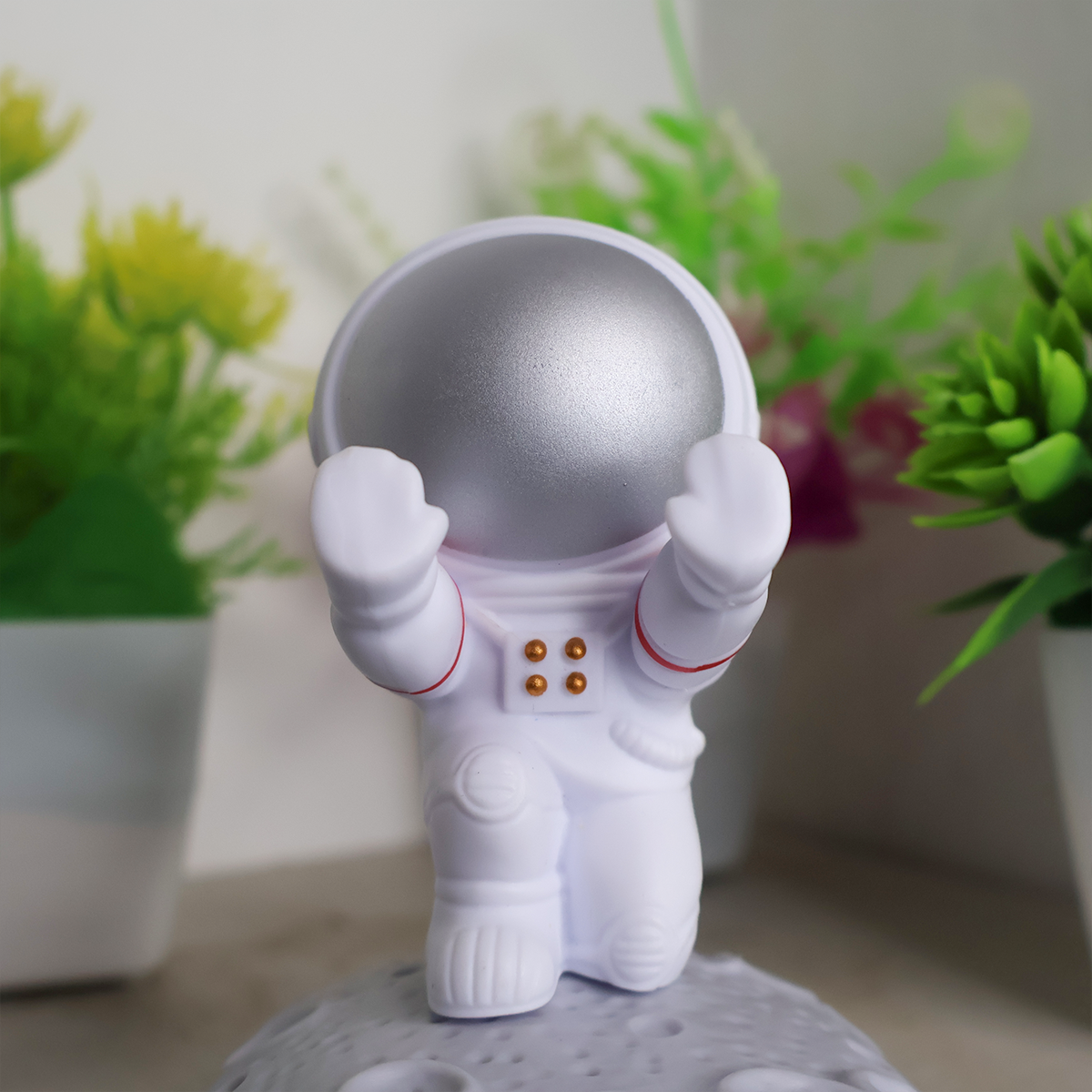 Astronaut Mobile Stand 02